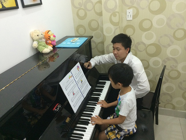lớp học đàn piano cho bé