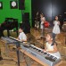 Học viên lớp piano trẻ em làm quen với sân khấu