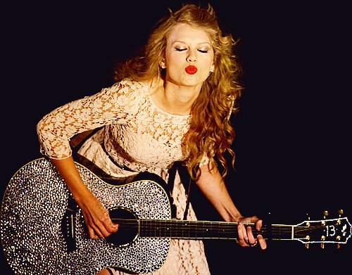 Taylor Swift bên cây guitar.